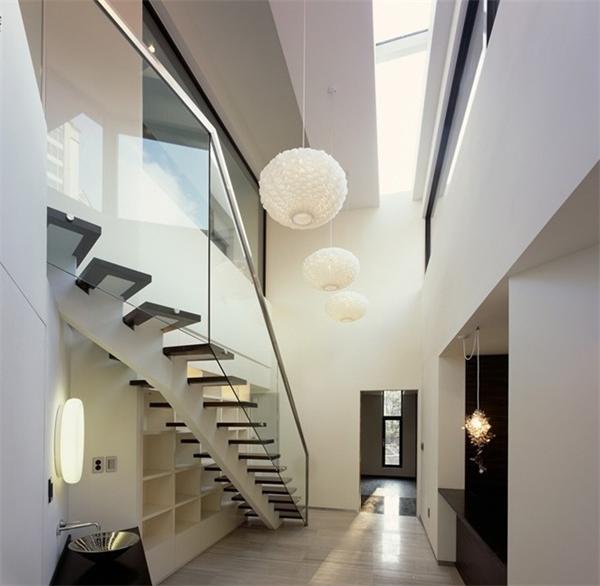 現(xiàn)代簡約別墅樓梯水晶吊燈設計