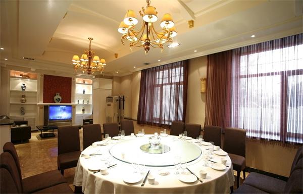 【酒店包廂】優(yōu)質(zhì)鋼材仿古銅色一級布藝燈罩吊燈